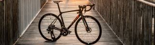 CyclingTips laudă „agilitatea precisă” a cursierei Giant TCR Advanced Pro Disc!